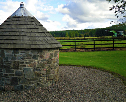 Zone de sécurité d'un puits d'eau - une source d'approvisionnement en eau privée Installation de captage des eaux souterraines