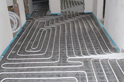 Laying water floor pipes