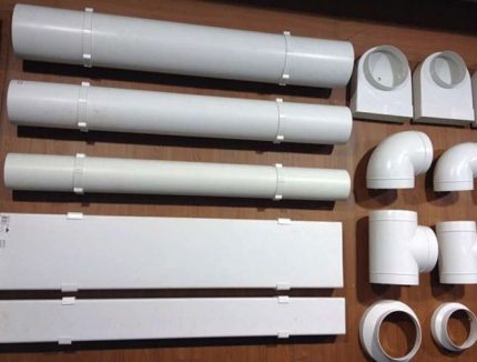 Satz Kunststoffrohre für den Bau eines Lüftungsrohrs Luftkanalteile