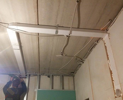 Installation d'une boîte en plastique cachée