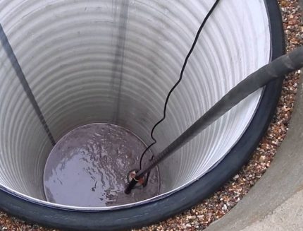 Drainage device around the plastic insert in the well Small crushed stone powder