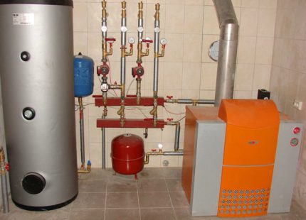 Diagrama esquemático da disposição de uma sala de aquecimento com uma caldeira a combustível líquido Caldeira a líquido