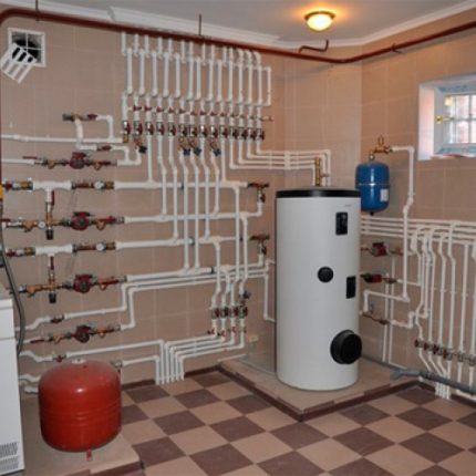 Esquema de automação de uma sala de caldeiras com caldeira e caldeira de aquecimento Automação