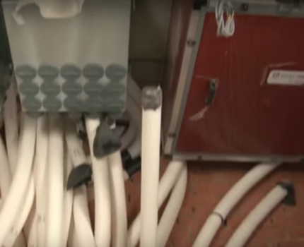 Conduits de ventilation connectés dans une maison privée Conduits de ventilation du collecteur