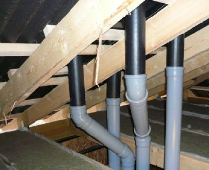 Conduits de ventilation en plastique dans le système de ventilation d'une maison privée Pour les conduits de ventilation, des tuyaux galvanisés et en plastique sont utilisés.