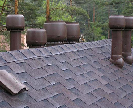 Conduits de ventilation et aérateurs sur le toit d'une maison privée Sorties de ventilation