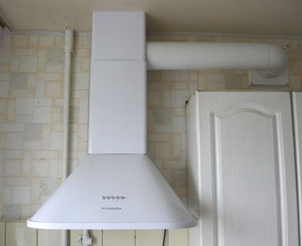 Plastic duct for the construction of the hood Smooth plastic pipes of round section