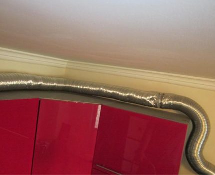Poorly designed hood with air duct in the kitchen Many meters of corrugation