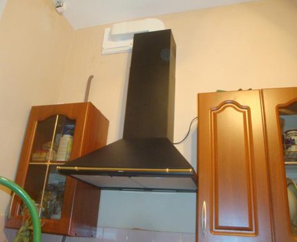 Variant of a duct for a kitchen hood High noise from a working hood