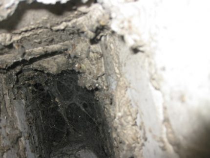 Gaine de ventilation sale dans un immeuble d'habitation Conduit d'échappement sale