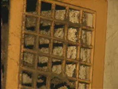 La bande de ventilation confirme la nécessité de nettoyer la ventilation Grille de ventilation sale