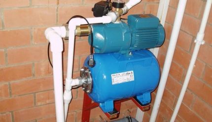Acumulador hidráulico como parte de uma estação de bombeamento de água Estação de bombeamento