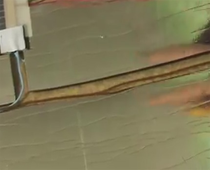 Pose du fil et du capteur de chauffage par le sol sous le stratifié Placement des fils dans les coupes d'isolation thermique