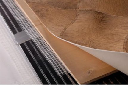 Préparation de linoléum pour pose sur plancher chauffant infrarouge Linoléum sur un sol chaud