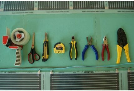Outils pour la pose d'un plancher de film chaud sous linoléum Outils pour le chauffage par le sol de film