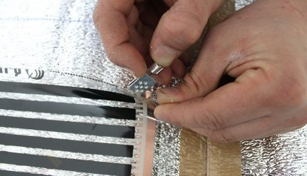 Connexion d'un sol chaud infrarouge lors de la pose sous le linoléum Connecteurs infrarouges sous le plancher