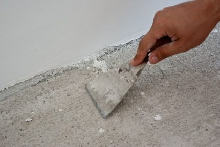 Préparation pour l'installation du chauffage par le sol infrarouge pour la pose de linoléum La base d'un sol film isolant thermique