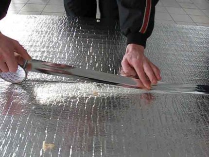 Collage de l'isolant en rouleau