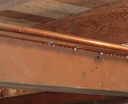 Condensation sur la conduite d'eau froide Condensation sur les tuyaux du sous-sol