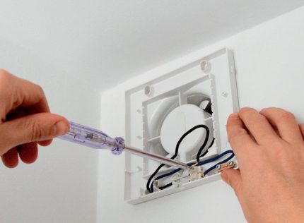 Connectez les lignes électriques au ventilateur de la salle de bain Connexion filaire