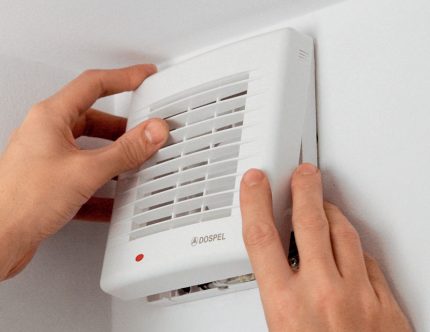 Montage du panneau décoratif du ventilateur dans la salle de bain Installation d'une couverture décorative