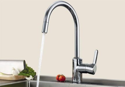 Wie man einen alten Wasserhahn in der Küche gegen ein neues Gerät austauscht Mischer während des Betriebs