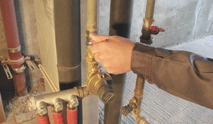 Bevor Sie den Wasserhahn in der Küche wechseln, müssen Sie das Wasser abstellen Wasserschleuse