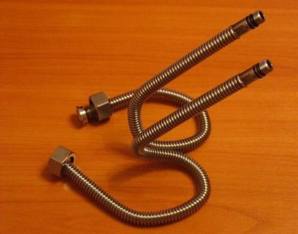 So ersetzen und schließen Sie den Mixer bei der Installation in der Küche an Schläuche anschließen