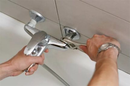 Installation eines Wandmischers mit Anschluss an Wasserauslässe Wandmischer