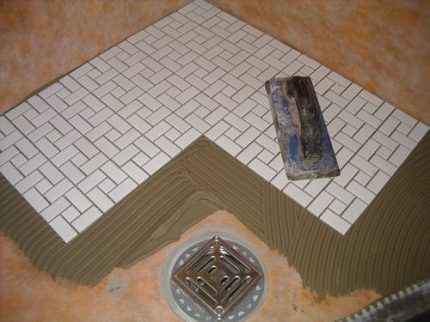 Pose de carreaux sous la douche