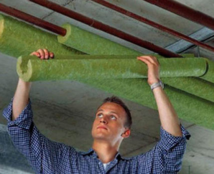 Installation d'isolation sur les sections de surface des conduites d'eau Installation de bricolage