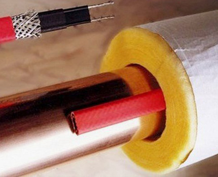 Câble chauffant sous l'isolation sur l'alimentation en eau Câble chauffant