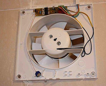 Il est souhaitable d'isoler les bornes et les fils