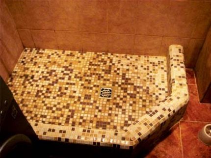 Cabine pour une douche en mosaïque
