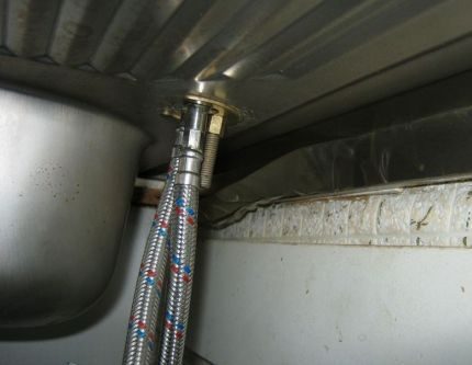 Dévissez l'écrou de goujon