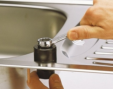 Löcher für den Mischer in die Spüle schneiden