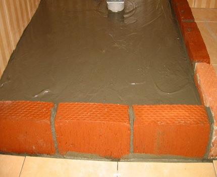 Installation d'une fondation en brique pour un receveur de douche Fondation en brique pour une palette