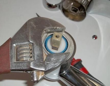 Dévissez l'écrou de retenue de la cartouche