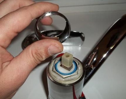 Dévissez le capuchon décoratif au-dessus de la cartouche