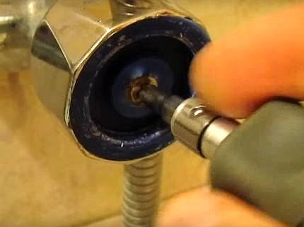 Dévissage du corps de la valve décorative