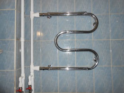 Transporter un porte-serviettes chauffant dans la salle de bain et se connecter à la colonne montante en polymère Remplacement des tuyaux par du polypropylène