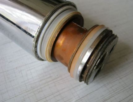 Un arrangement d'épiploons sous un tube de bec