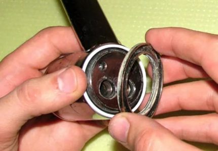 So zerlegen Sie einen Küchenarmatur für die DIY-Reparatur Demontage des Mischers