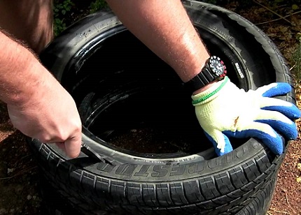Vorbereitung der Reifen für den Bau einer Abflussgrube Reifen leer