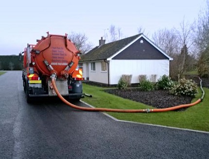 Zugang zu Saugwagen zur Reinigung der Abflussgrube von Reifen - Voraussetzung Senkgrube Maschine