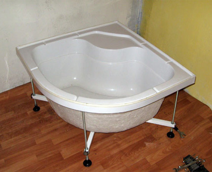 Assemblage d'un receveur de douche d'angle Palette d'angle assemblée