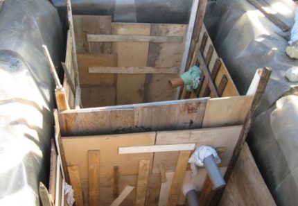 Dispositif de coffrage pour fosse de drainage