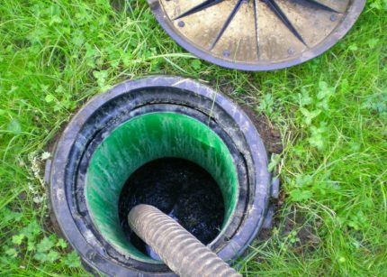 Esvaziando uma fossa de pneus de automóvel Limpeza de fossas