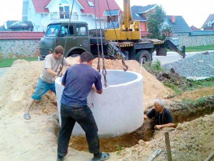 Construction d'un puisard d'anneaux en béton Pose de pièces en béton
