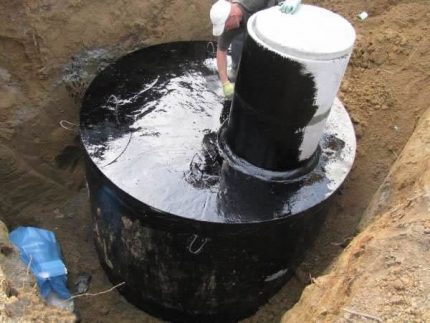 Imperméabilisation constituée d'anneaux de puisard en béton Imperméabilisation de la structure finie